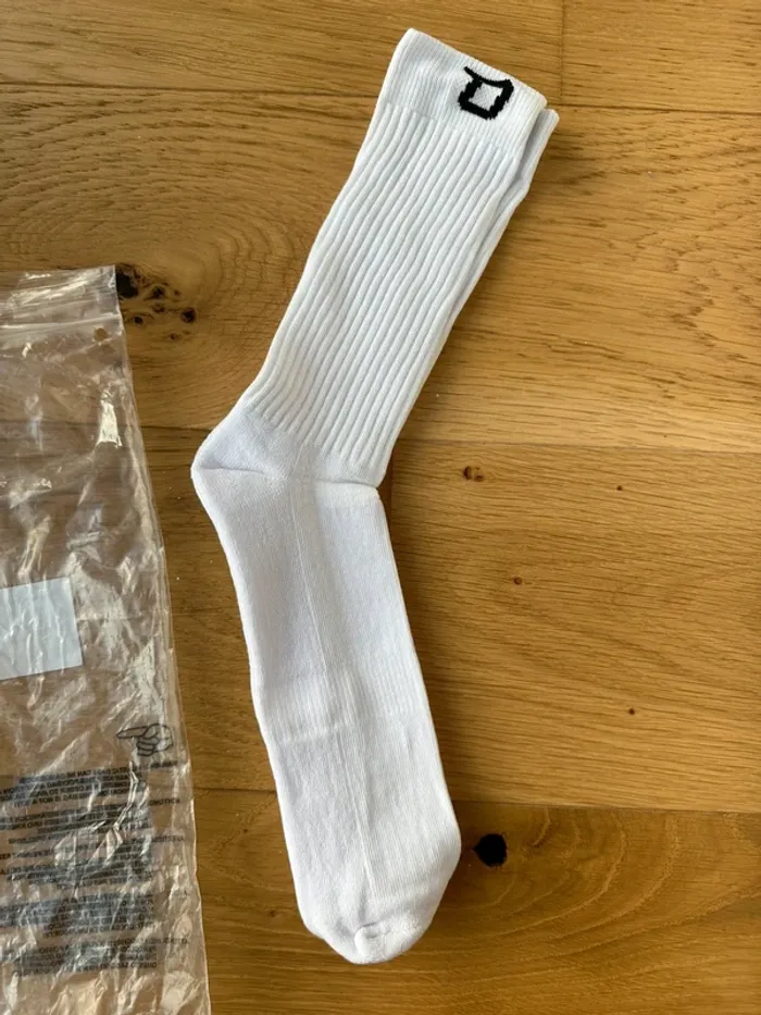 Chaussettes blanches neuf taille 42-44 - photo numéro 3