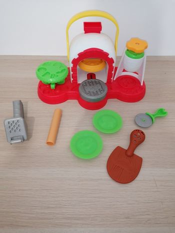 Four à pizza play doh