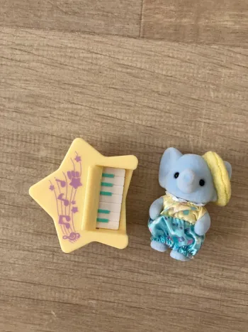 Figurine Sylvanian families bébé musicien éléphant