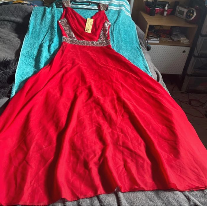 robe avec traîne 38/40 rouge et sequin argenté neuf - photo numéro 5