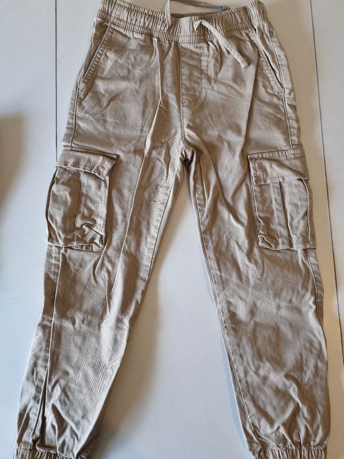 Deux pantalons neufs sans étiquette - photo numéro 2