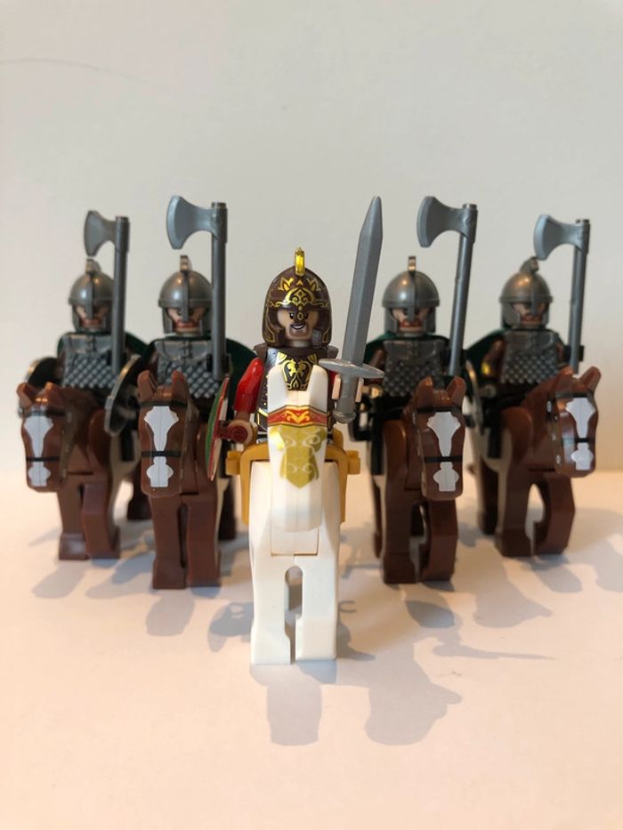 Figurine type lego Théoden à cheval et 4 cavaliers à la hache du Rohan. le seigneur des anneaux