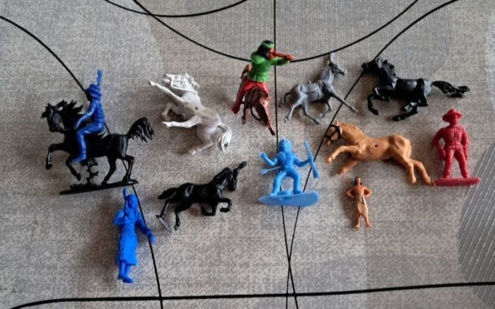 Lot figurines NEUVES pour garçon - photo numéro 7