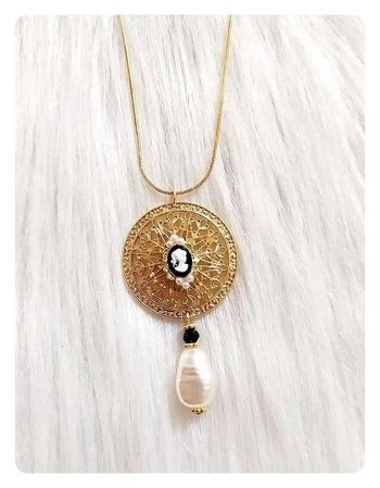 Collier chaîne médaillon rond style vintage en métal ajouré avec camée et perle
