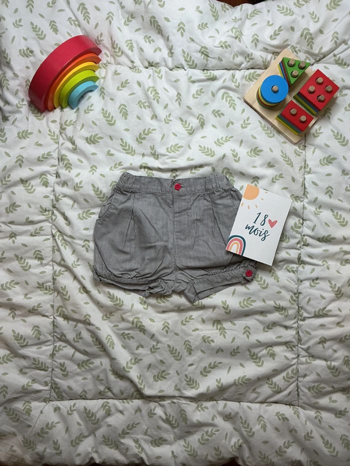 short rayé gris et blanc 18 mois