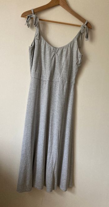 robe avec petites bretelles à nouer