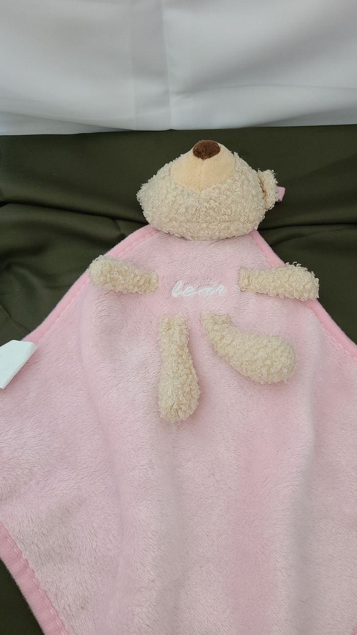 Doudou plat ours beige rose brodé bear Shenzhen Busty toys - photo numéro 3