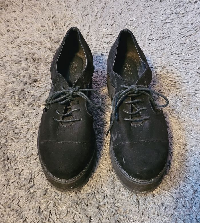 Jolie paire de chaussures noires - photo numéro 2