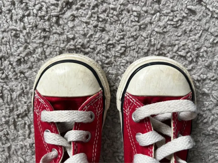 Converses rouge - photo numéro 2