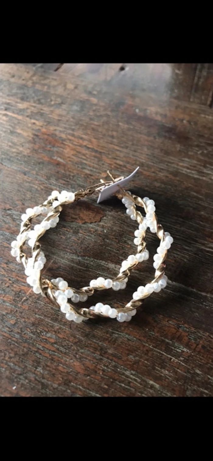 Magnifique paire de boucles d’oreilles anneaux avec perles - photo numéro 8