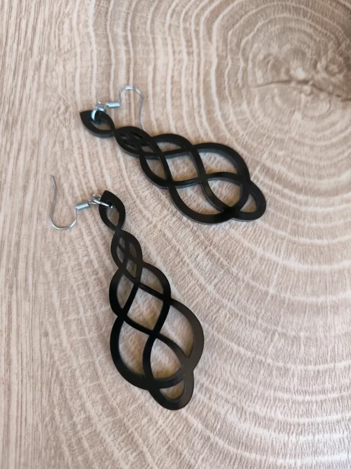 🖤 Boucles d’oreilles longues – Motif entrelacs noir - photo numéro 2