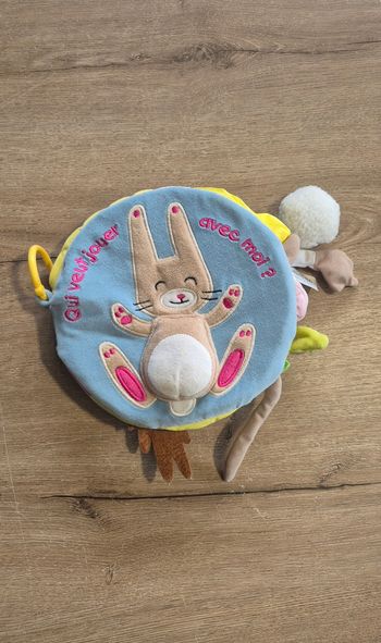 Livre d'éveil en tissus Qui veut jouer avec moi ?