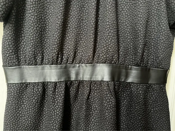 Robe noire très chic -  L 95 cm / l 50 cm -très bon état - photo numéro 4