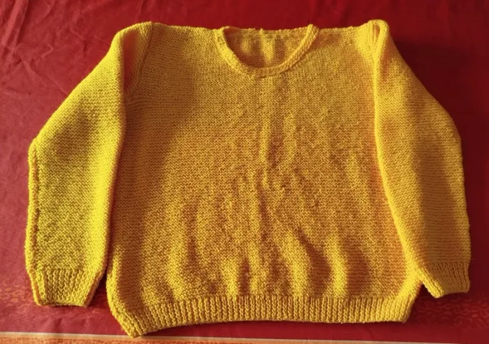 Pull tricoté main jaune