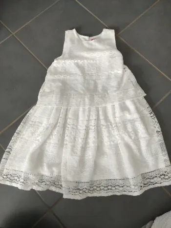 Très belle robe d été blanche taille 8 ans en très bon état