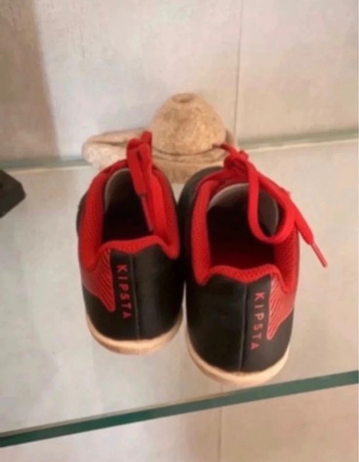 Chaussures foot baskets kipsta taille 28 rouge et noir - photo numéro 2