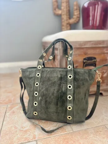 Grand sac vert kaki tout cuir avec œillets dorés et une bandoulière