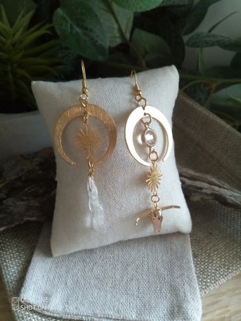 Boucles d'oreilles bohèmes asymétriques cristal de quartz et tête de vache