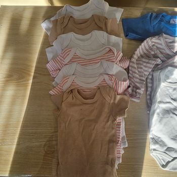 10 Bodies bébé 7 nuef et 3 non
