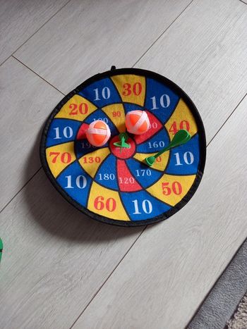 Cible avec fléchettes et balles à scratch