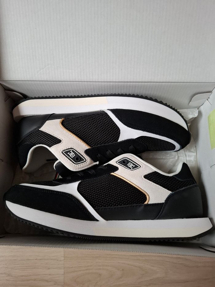 Baskets Tommy Hilfiger t.41 Cuir/daim valeur 140euro jamais porte - photo numéro 7