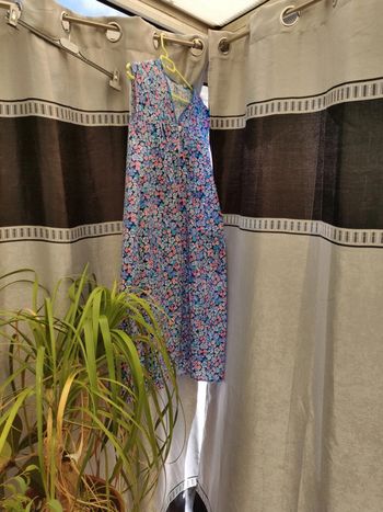 Blouse fleurie sans manches t 56 agreable à porter