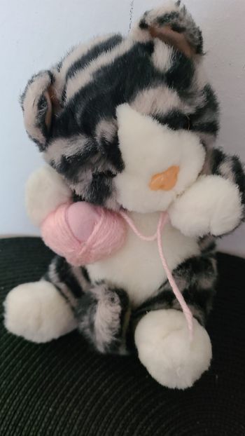 peluche chat tigré gris blanc et sa pelotte de laine rose