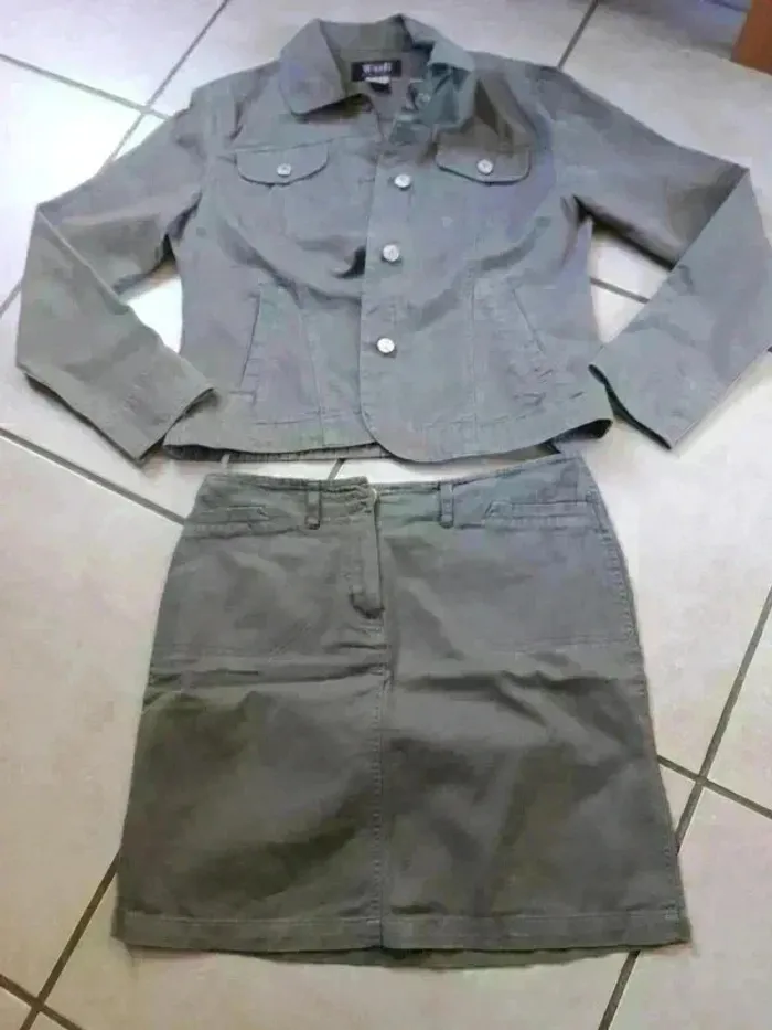 Ensemble Jupe courte et veste kaki taille 38/40