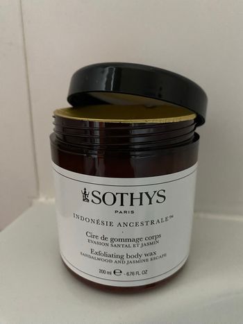 Cire de gommage corps