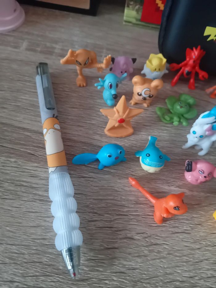 Lot thème pokemon 1 pochette, 24 minis figurines + 2 stylos neufs - photo numéro 2