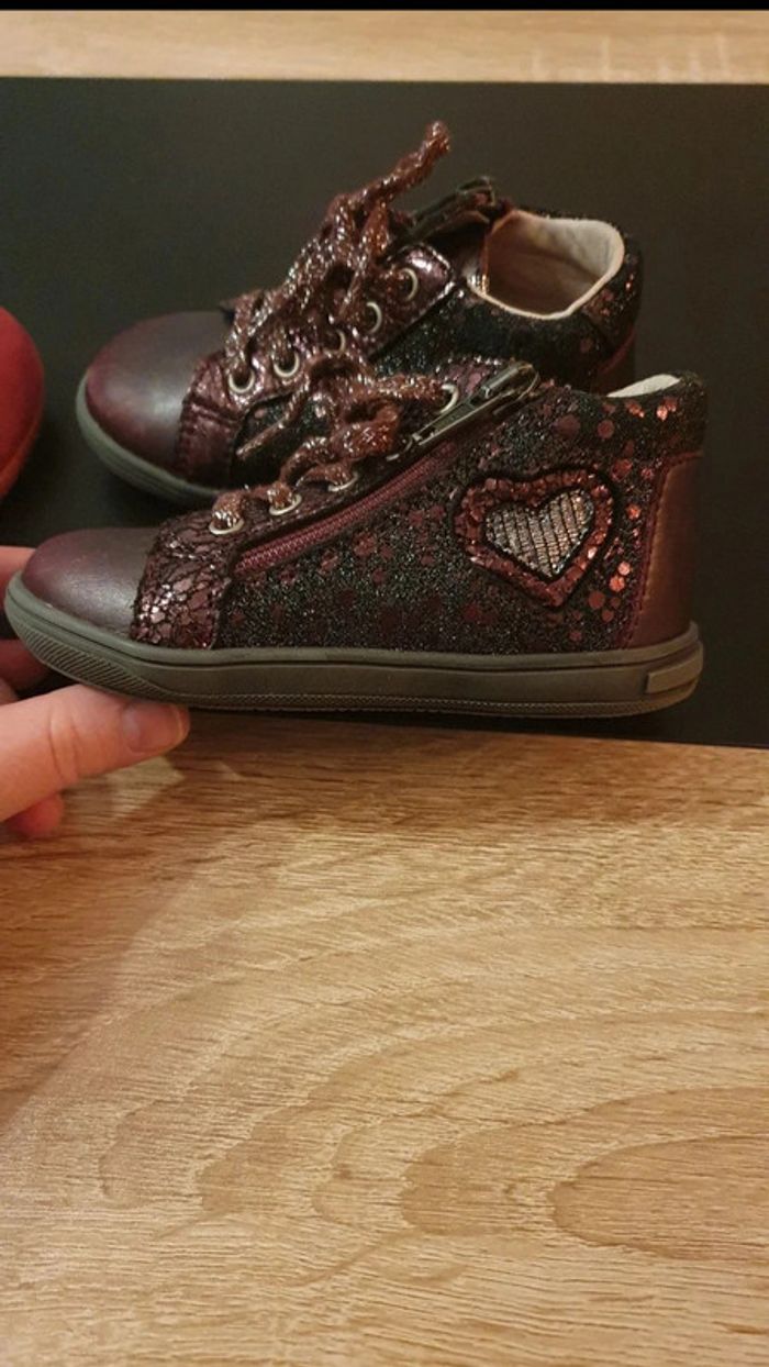 Lot de 2 paires de chaussures pointure 22 - photo numéro 6