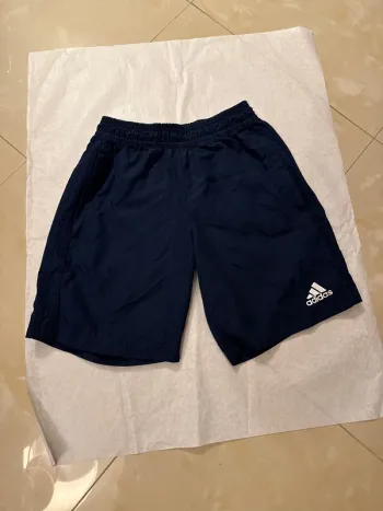 Short Adidas taille 9/10 ans 2 poches avec zip