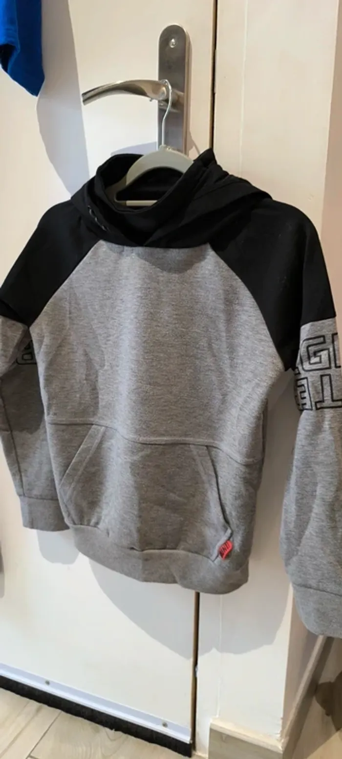 Sweat a capuche taille 12 ans