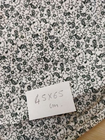 Petit coupon de tissu coton à motifs vert