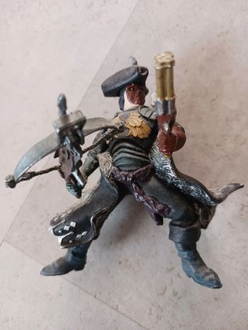 figurine guerrier avec pistolet et arbalete