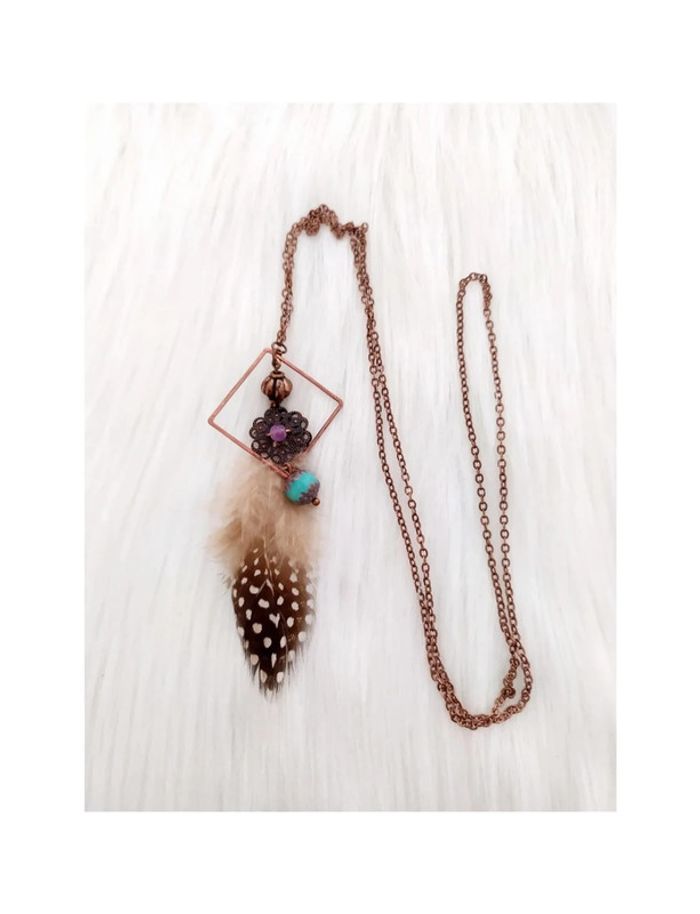 Collier sautoir avec pendentif plume style rétro vintage ethnique bohème