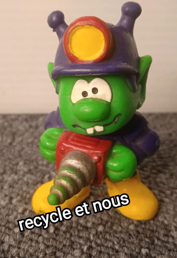 vintage figurine astronoks