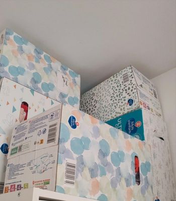 Vends lot carton bébé fille 12 mois