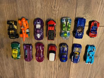 Lot 14 véhicules en métal majoritairement Hot Wheels, très bon état.