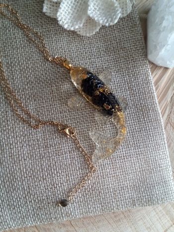 Collier poisson porte bonheur incrusté de pierres d'obsidienne