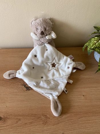 Doudou peluche ours beige mouchoir blanc etoile pommette
