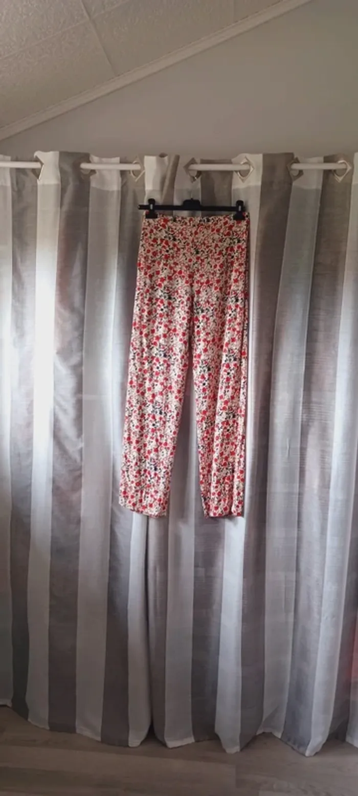 Pantalon fluide femme, motif fleuri, marque Vero Moda, taille S, en très bon état.