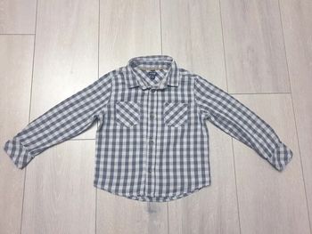 Chemise grise à carreaux. Garçon 4 ans. Marque Kiabi