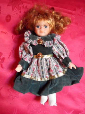 Faby27800 Poupée "Cidal" (22cm) Corps mou tête et demi bras en porcelaine.