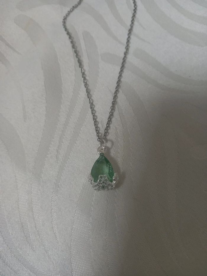 Collier pendentif vert