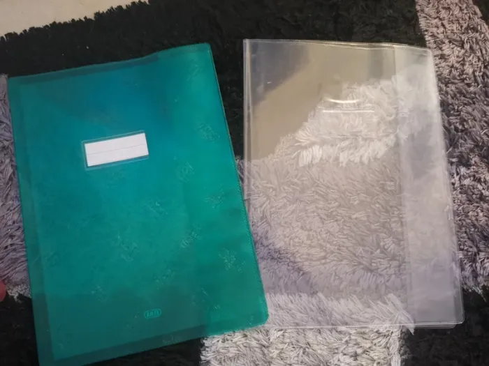 Lot de 2 protéges cahier + 1 classeur avec pochettes