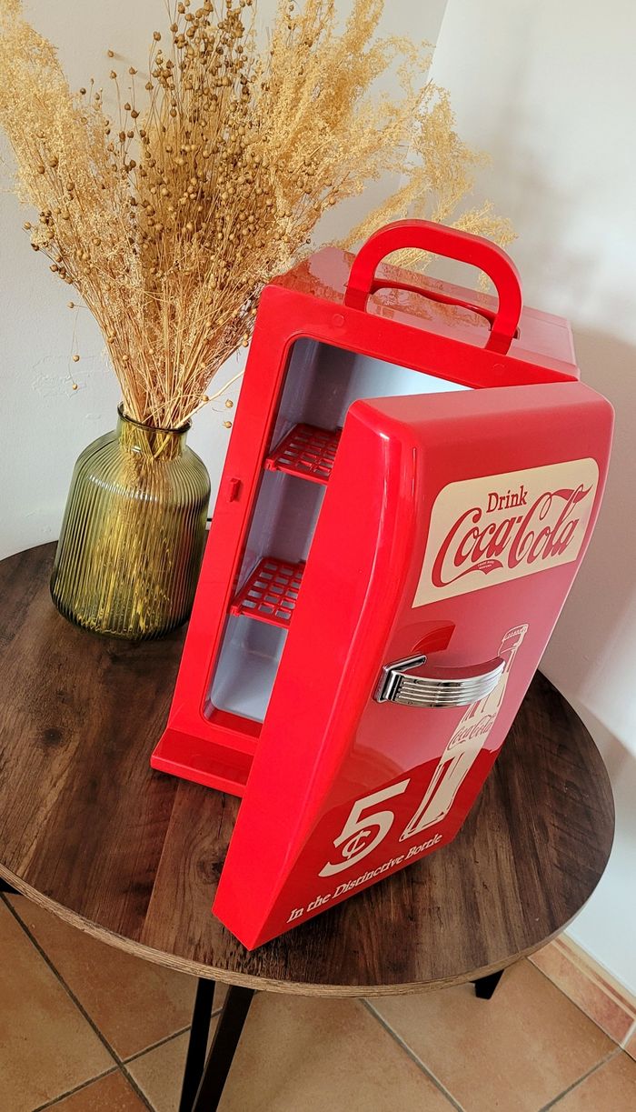 Magnifique Frigo Coca-Cola Rétro - Réfrigérateur Coca-Cola Rouge 12L capacité 18 canettes de 33cl avec poignée. 220V / 12V Neuf - photo numéro 6