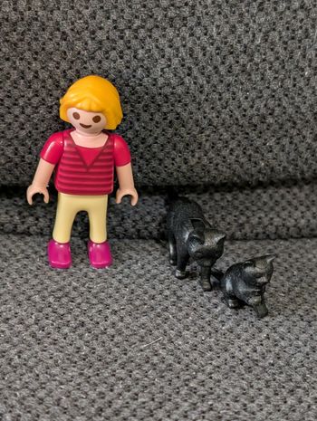 Playmobil fillette blonde chats noirs