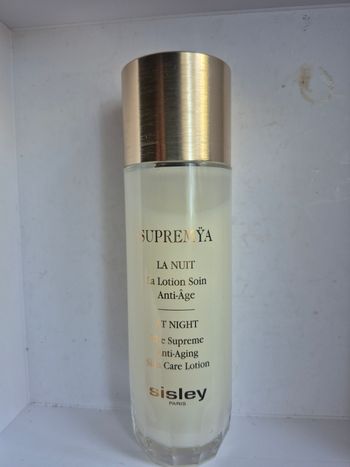 Sisley SUPREMNYA
LA NUIT
La Lotion Soin Anti-Age

T NIGHT

e Supreme

nti-Aging

SCare Lotion

sisley

PARIS