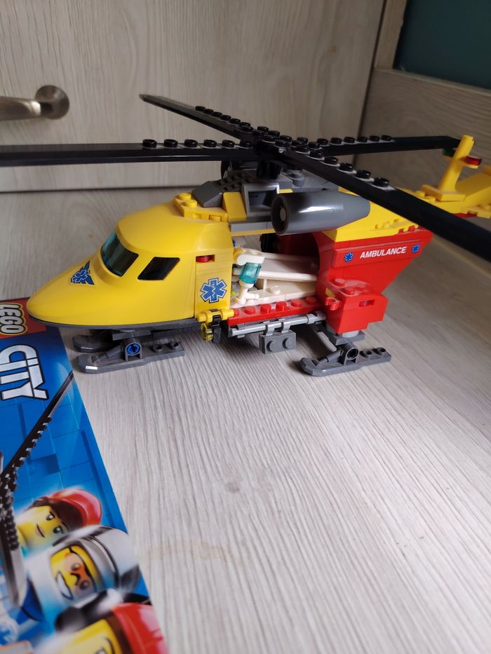Superbe hélicoptère lego sauvetage - photo numéro 3